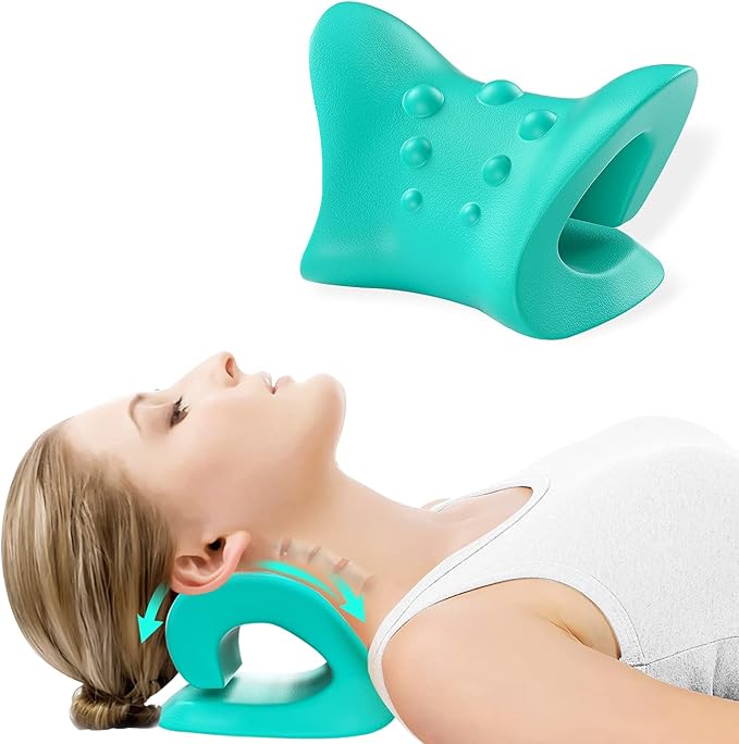 Mujer usando cojín de masaje cervical para aliviar el dolor de cuello y mejorar la postura mientras trabaja desde casa - solución ergonómica para bienestar corporal.